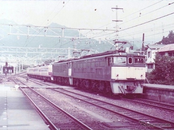 峠を下りてきた上り白山の先頭に付くEF63重連（横川駅、1976年7月28日）。
