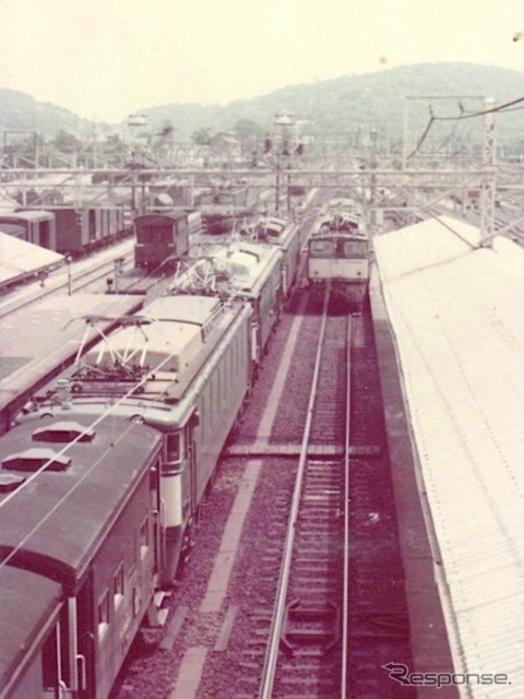 上り貨物列車を引くEF63＋EF63＋EF62（軽井沢駅、1976年7月28日）。