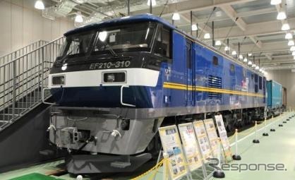 京都鉄道博物館には現役車両を展示できる引込線がある。写真は8月に展示されたEF210形300番台。