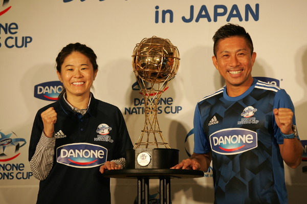 「ダノンネーションズカップ2018 in JAPAN」に注目する大会アンバサダーの前園真聖（右）とゲストの澤穂希（2017年9月4日）
