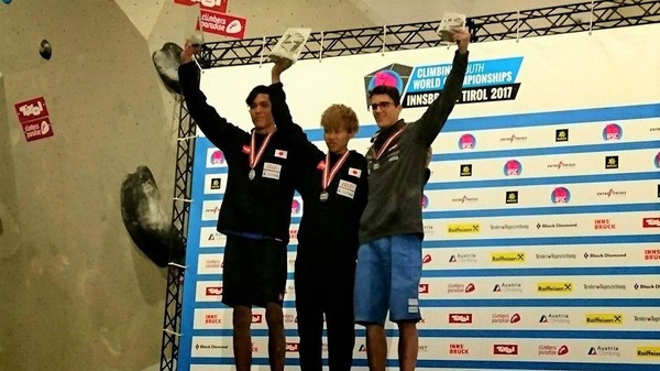 スポーツクライミング世界ユース選手権男子ボルダリング（ジュニア）で緒方良行（中央）が優勝。楢崎明智が2位に（2017年9月2日）