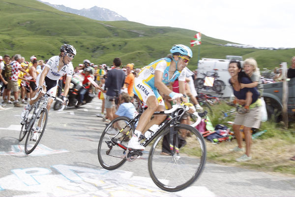　プロローグと全20ステージで開催されている第97回ツール・ド・フランスは、アルプス最難関となる第9ステージを終えて、2年連続3度目の総合優勝をねらうアルベルト・コンタドール（27＝スペイン、アスタナ）と、初優勝を目指すアンディ・シュレック（25＝ルクセンブル