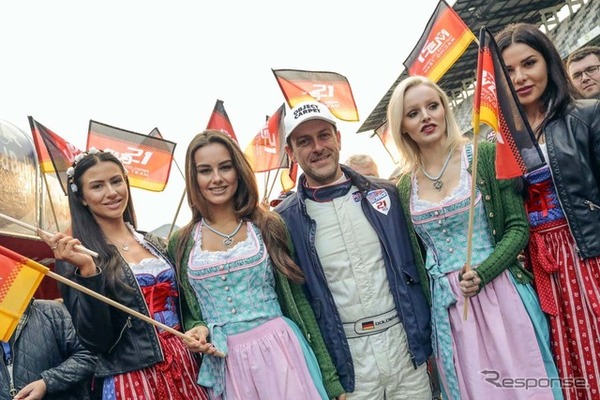 レースクイーン（？）に囲まれる、地元ドイツ出身のマティアス・ドルダラー選手　《写真提供 Red Bull》
