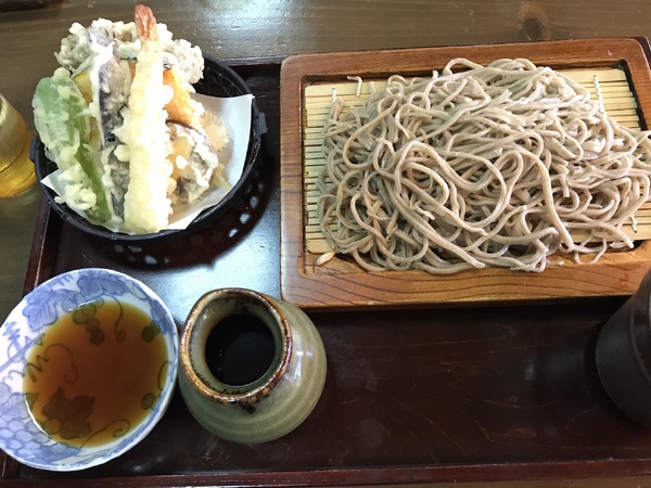 街道沿いの福寿庵。そば粉や椎茸・野菜など地場産品を使っていて、サイクリング後のお昼に最適