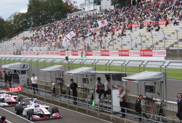 東北のファンの前で、明日の決勝も熱戦が期待される（手前のマシンは予選6位の#20 マーデンボロー）。