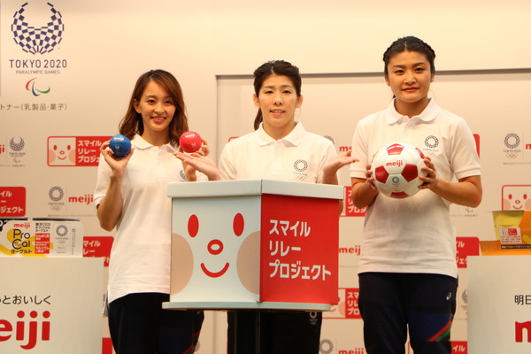 「スマイルリレープロジェクト」に参加した（左から）元体操日本代表・田中理恵さん、レスリング女子日本代表・吉田沙保里選手、伊調馨選手（2017年9月27日）