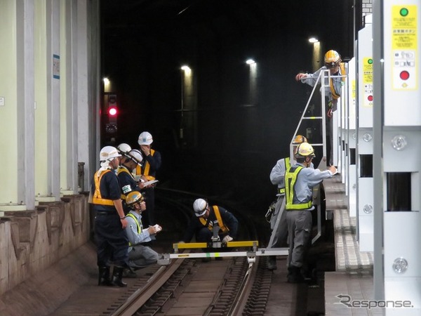 設置作業が完了した後も建築限界のチェックが続いた。