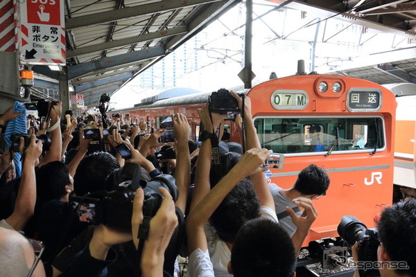 最終日（10月3日）の京橋駅の様子。この日限りで103系が大阪環状線から姿を消した。