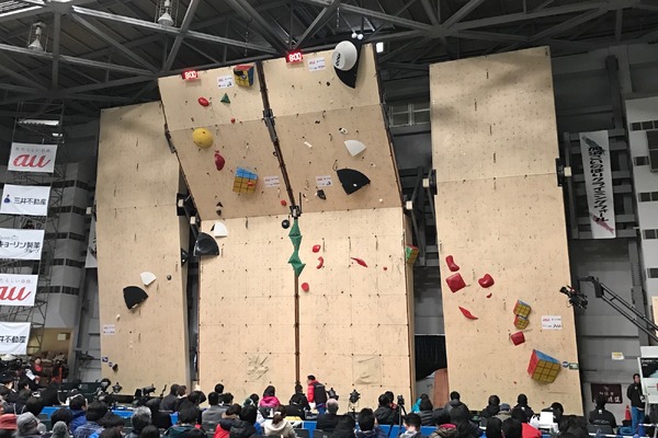 リード日本選手権。左下から右上が男子決勝ルート、右下から左上が女子決勝ルート（2017年3月5日）