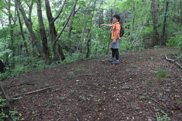 分岐点。山本さんの指差す方向は、旧七会村方面の登山口に続いている。指差す方向の反対側が山頂へと続く道。