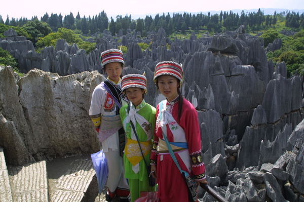 昆明から東に1時間ほどのところにある石林風景区は、奇峰が林立する人気観光スポット。イ族の若い女性たちが案内してくれる