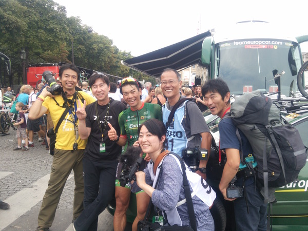 2014ツール・ド・フランス最終日。5度目の完走を果たした新城幸也を日本人取材陣が出迎える