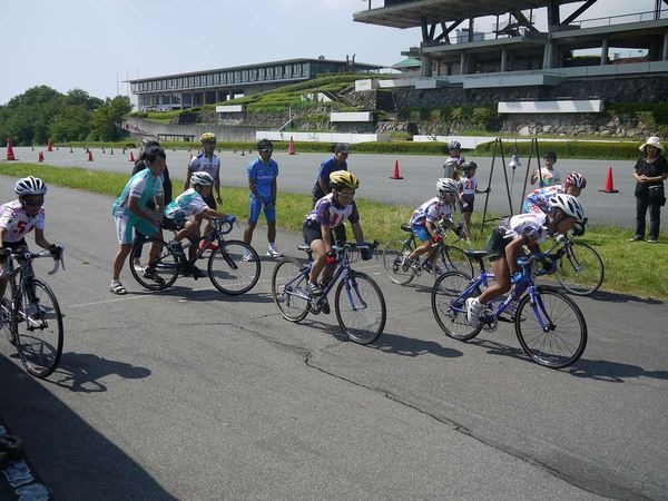 　未就学児童から中学生までの自転車選手が参加するCSCクリテリウム大会第4戦が8月21日に静岡県伊豆市の日本サイクルスポーツセンターで開催された。レースはアスファルトの照り返しが強烈な5kmサーキット内に特設された1周500mのコースで行われた。中学生の部では、前