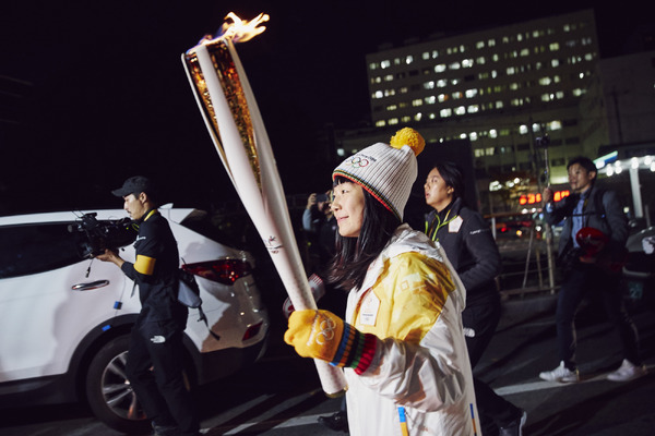 北島康介と白石阿島、平昌オリンピック聖火リレーに登場