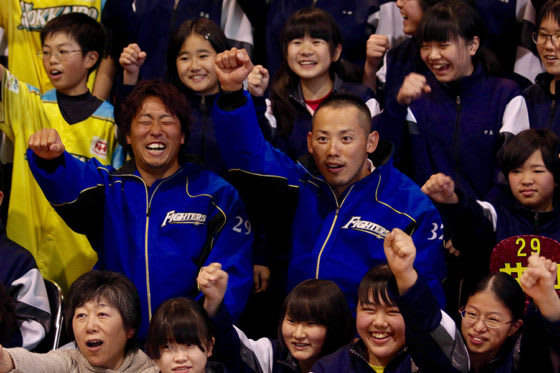 北海道安平町で中学生と交流会を行った日本ハム・矢野謙次と井口和朋【写真：石川加奈子】