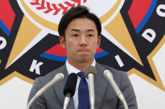 契約更改に臨んだ日本ハム・斎藤佑樹【写真：石川加奈子】