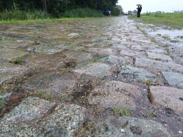 こんな道を合計13kmも走るのだから地獄ですね