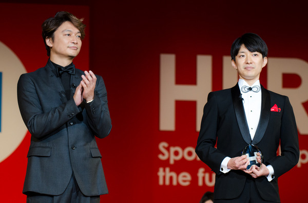 HEROs AWARD 2017に登壇した香取慎吾さん（左）