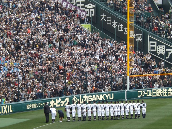 応援席にあいさつ(高松商)