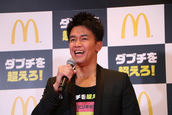 マクドナルド「ダブチを超えろ！」キャンペーン発表会に登壇した武井壮（2018年1月5日）