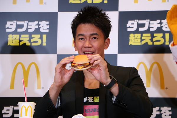 マクドナルド「ダブチを超えろ！」キャンペーン発表会に登壇した武井壮（2018年1月5日）