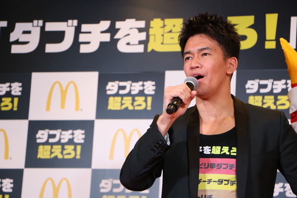 マクドナルド「ダブチを超えろ！」キャンペーン発表会に登壇した武井壮（2018年1月5日）