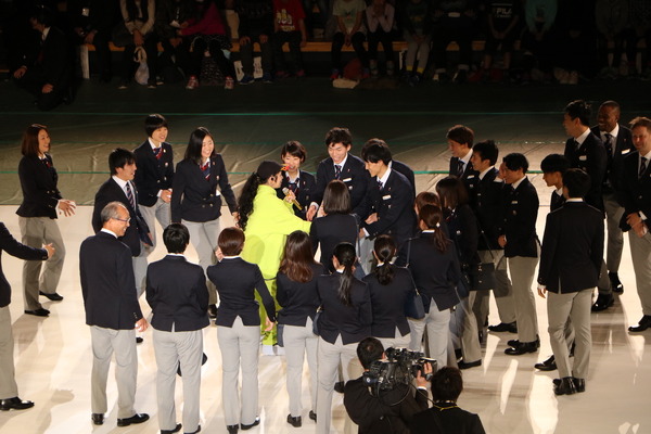 平昌五輪壮行会でまさかの握手会開催？…選手団がAIに殺到 （2018年1月24日）