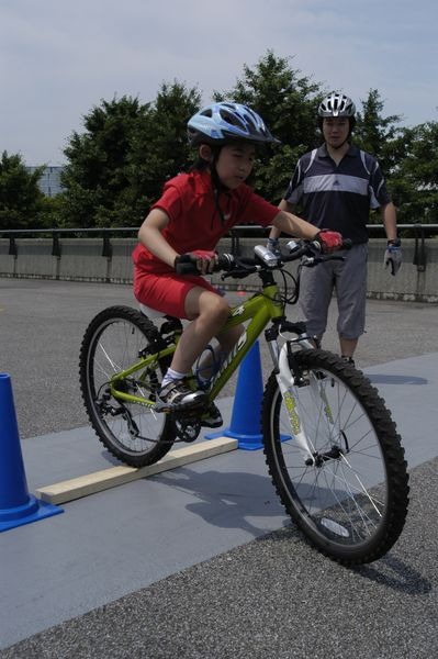 「MTBで転んでみよう！in幕張」が12月4日に千葉・県立幕張幕張海浜公園マウンテンバイクコースで開催され、その参加者募集が始まった。講師はアテネオリンピック代表選手の竹谷賢二（スペシャライズド）。対象は小学生から高校生まで。