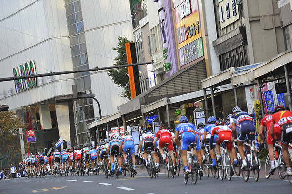 　国内最高峰の自転車ロードレース、ジャパンカップは10月23日、プレレースとして栃木県宇都宮市の繁華街で距離31kmのクリテリウムレースを行い、トーマス・パルマー（ドラパックポルシェ）が優勝した。