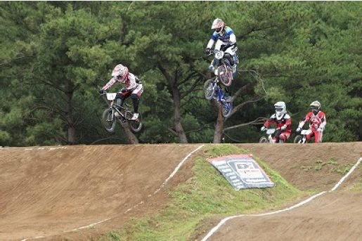 　第27回全日本BMX選手権が10月31日に茨城県ひたちなか市の国営ひたち海浜公園BMXトラックで開催され、トップカテゴリーであるエリート男子で、三瓶将廣（レッドライン）が3連覇を達成した。コースは台風の影響が心配されたものの前日からの対策により、問題なくレース