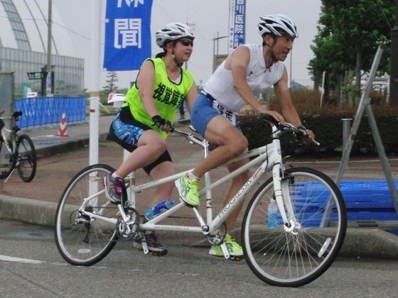 タンデム自転車でトライアスロンに挑戦する山田敦子選手