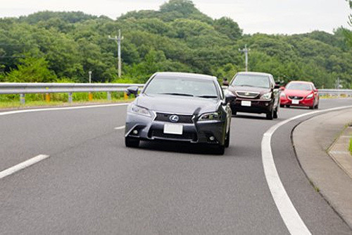 試験風景（先頭の車両が試験車）