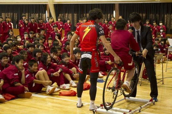 　地域密着型の自転車プロチーム、宇都宮ブリッツェンが11月9日に栃木県の宇都宮市立陽南中学校で「夢」と「自転車安全」をテーマにした講演を行った。講師は所属選手の中村誠。