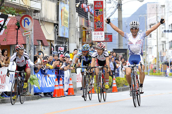 　ツール・ド・おきなわ2010が11月14日に沖縄県名護市を中心に開催され、福島晋一（39＝クムサン・ジンセン・アジア）が4人のゴール勝負を制して優勝。前日に行われた1.1km個人タイムトライアルと合わせて初優勝を飾った。レースは終盤に佐野淳哉（チームNIPPO）、清水