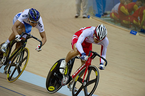 　中国の広州で開催されている第16回アジア競技大会は11月15日、広州自転車競技場（1周250ｍ）で3日目の競技が行われ、男子スプリントで北津留翼と新田祐大（ともに競輪選手）が準決勝に進出した。