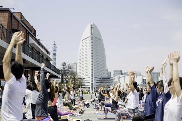 海辺でヨガ＆ピラティスを楽しむイベント「MARINE YOGA」開催