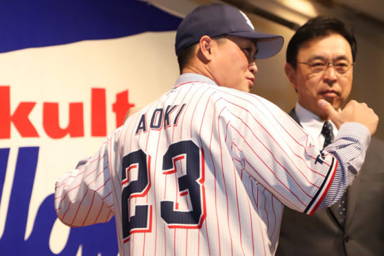 ヤクルト復帰となる入団会見に臨んだ青木宣親【写真：荒川祐史】