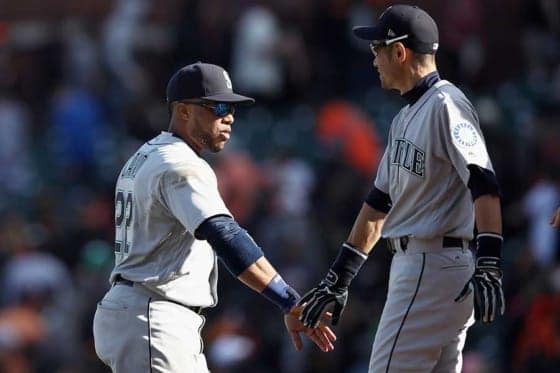 ジャイアンツに勝利し、カノ（左）とタッチを交わすイチロー【写真：Getty Images】