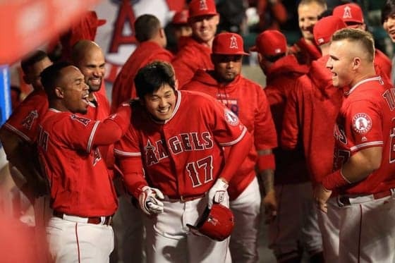 メジャー1号となる本塁打を放ち、ベンチで祝福を受けたエンゼルス・大谷翔平【写真：Getty Images】