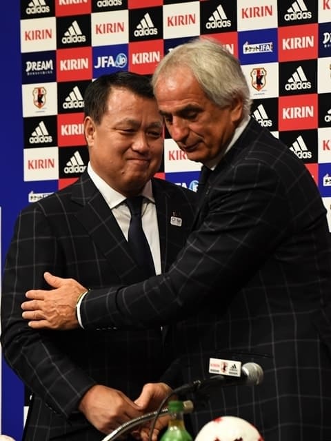 握手を交わす田嶋幸三会長（左）とハリルホジッチ監督（右）photo/Getty Images
