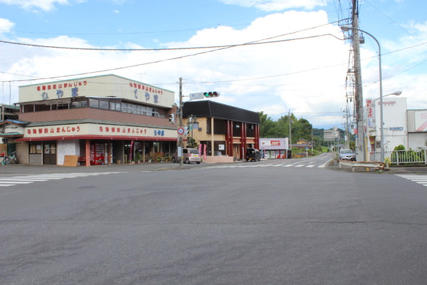 那珂川大橋近辺にある土産物屋と民宿。旅の気分をぐっと上げてくれる存在だ。