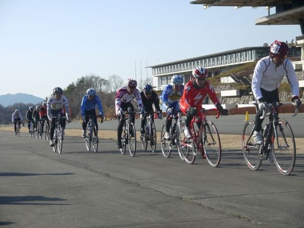 　2010-2011 CSCウィンタークリテリウムシリーズ第2戦が1月22日に静岡県伊豆市の日本サイクルスポーツセンターで開催され、片山右京（宇都宮ブリッツェン）がクラス優勝した。同クラスは初めてシリーズ戦に挑む選手などが対象で、すでに競技実績のある片山だが今回はシ