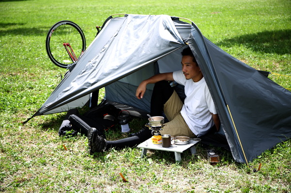 自転車を置けるサイクリスト向けツールームテント「バックフリップバイシクルテント」発売