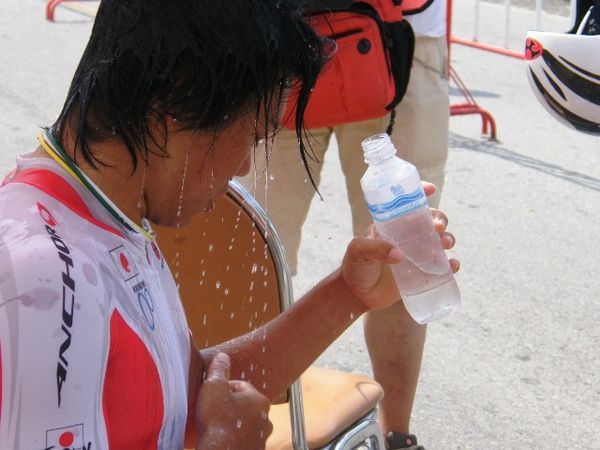 　タイのナコンラチャシマで2月17日に開催された第31回アジア自転車競技選手権のエリート男子個人タイムトライアルで4位になった新城幸也（ヨーロッパカー）。「調子がよかったわりにはタイムが伸びなかった。今は悔しいの一言」と口数が少なかった。新城がスタートした