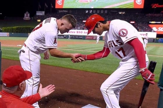 “お辞儀パフォーマンス”を見せるマイク・トラウト（中央左）と大谷翔平【写真：Getty Images】