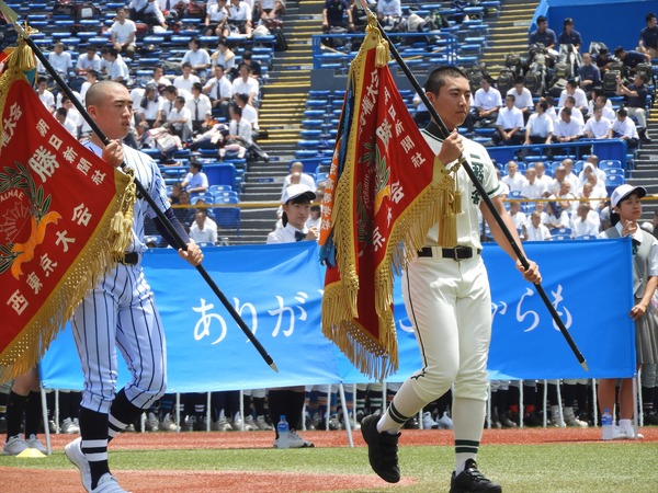 前年大会の優勝旗返還、東海大菅生・坂本幹太君（左）、二松学舎・平間陸斗君（右）