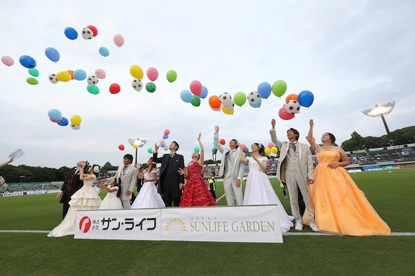 ピッチの上で結婚式！湘南ベルマーレホームゲームで「スタジアムウェディング」開催