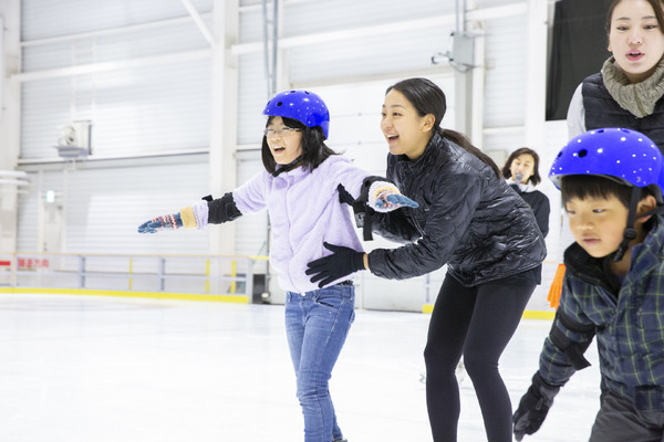 浅田真央、舞が小学生30人にスケートを直接指導「私も勇気と元気をもらった」