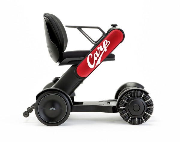 電動車椅子「WHILL Model C」にカープモデルのアームカバーが登場