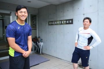 慶大野球部でチームメイトとなっている若林将平（左）、福井章吾【写真：荒川祐史】